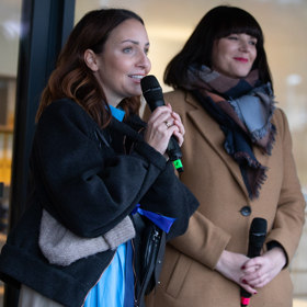 Herečka a influencerka Veronika Arichteva si slavnostní otevření domu nenechala ujít. Ona a její sledující totiž jeden z 21 pokojů zaplatili.