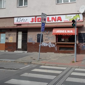 Vyhlášená jídelna sídlí na rohu ulic Budějovická a Za Zelenou liškou.