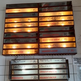 Nejlepší přehled o denním menu nabízí světelná tabule. Jídla, která nejsou podsvícená, se již vyprodala.