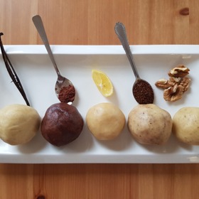 Ze stejného základu s přidáním jedné speciální igredience vytvoříte různé druhy cukroví. 