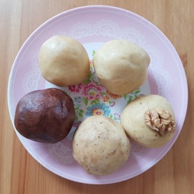 Jedno těsto, rozdělené do pěti částí.  