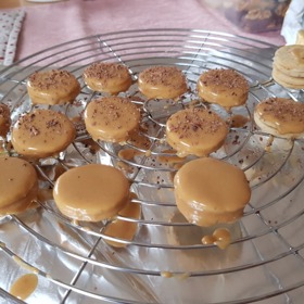 Například kávová kolečka s polevou.