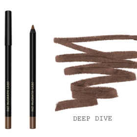 Na orámování rtů pro ombré efekt použila Pat McGrath v líčení pro Taylor Swift nejprve konturovací tužku v odstínu Deep Dive. PermaGel UltraLip Pencil Pat McGrath, 866 Kč