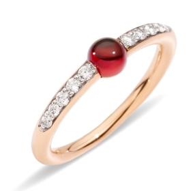 Pomellato nabízí různé tvary drahých kamenů. Typ M'ama non M'ama je z 18kt růžového zlata s granátem a diamanty a cena začíná na 52 300 Kč.