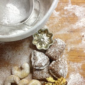 V českých rodinách se s oblibou pečou vanilkové rohlíčky, pracny, ale i linecké stříkané.