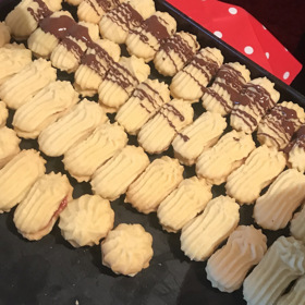 Linecké stříkané se také slepuje marmeládou, připravuje se pomocí sáčku se zdobítkem.