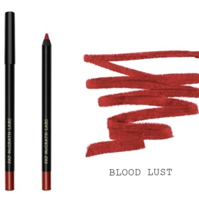 Konturkou v odstínu Blood Lust poté vyplnila rty. Pat McGrath, 866 Kč