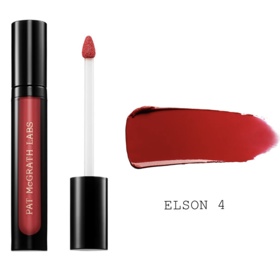 A ve finále nalíčila rty tekutou rtěnkou v sytě rudém odstínu. LiquiLUST Legendary Wear Matte Lipstick v odstínu Elson 4, 955 Kč