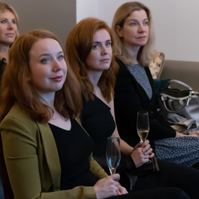 Přednášku profesora Dvořáka si nenechaly ujít herečky Martina Babišová a Alena Doláková.