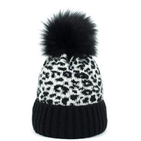 Baví vás prošívané vesty, zimní parky s kapucí a kožíškem a dlouhé procházky přírodou? Pořiďte si vlněného nebo flísového kulicha, třeba i s nějakým zajímavým potiskem, který bude barevně ladit s vaší bundou. Může být s bambulí i bez, s ní budete působit ležérně a roztomile. Art of Polo, bezvasport.cz, 439 Kč