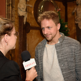 Zpěvák a herec Tomáš Klus představil na tiskové konferenci České televize novou vánoční píseň a také pokračování pohádky Tajemství staré bambitky 2. 