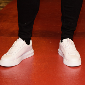 Bílé tenisky jsou dnes ve společnosti akceptovatelné, pokud jsou ovšem ukázkově čisté, jako to předvedl Terezin přítel.