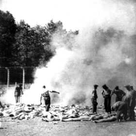 Členové Sonderkommanda spalují lidská těla.