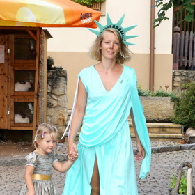 Obě dcery má Anna s hercem a režisérem Lukášem Burianem.