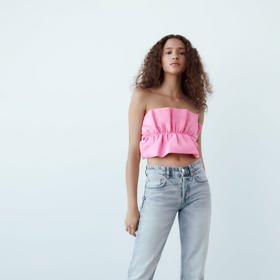 Krátký top s nařasením ve výrazné barvě spojuje hned několik doporučení pro majitelky malých prsou. Zara, 449 Kč