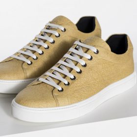 Tenisky se zajímavou strukturou jsou vyrobené z ananasové kůže. Hugo Boss, 348 dolarů