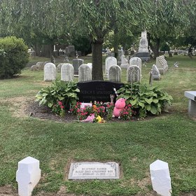 Hrob chlapce z krabice je i dnes zasypán plyšovými zvířátky.