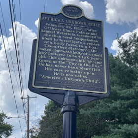 Poblíž místa nálezu stojí pamětní cedule.