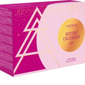 Laky na nehty, paletky očních stínů, rtěnky, ale i pečující kosmetika se nachází v adventním kalendáři značky Catrice. K dostání za 1187 Kč.