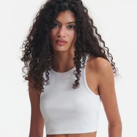 Crop topy bez debat vypadají nejlépe na menších prsou. Sexy, ale ne vulgárně. Reserved, 99 Kč