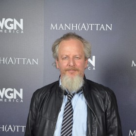 Poznáváte v tomto prošedivělém sympaťákovi Marva z komedie Sám doma? Daniel Stern je už od roku 1980 ženatý s Laure Mattos a mají spolu tři děti.