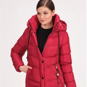 Červený prošívaný kabát zahřeje a díky výrazné barvě vás nikdo nepřehlédne. Vypasovaná fazóna nepřidává objem. Dewberry, bezvasport.cz, 1799 Kč