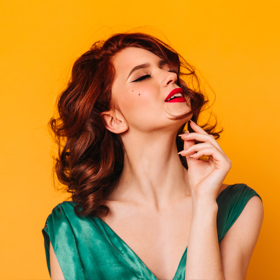 Zásadní je základní postoj. Vždy se narovnejte, stáhněte ramena a hlavu zvedněte a trochu natočte. Pozor na dvojitou bradu, která se při špatném pózování může objevit i u velmi štíhlých žen. Většina z nás má svou „lepší“ stranu tváře, vyzkoušejte u zrcadla, který úhel vám svědčí víc a ten používejte.