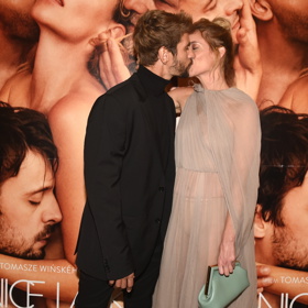 Před fotografy se pohledný pár vůbec nestyděl a předvedl ukázkovou líbačku.