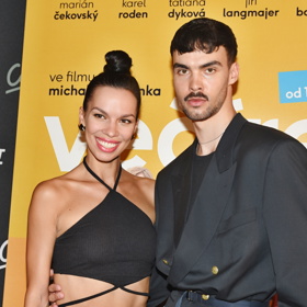 S mladším bratrem do společnosti příliš často nechodí.