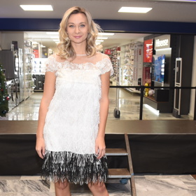 Na další akci oblékla Bára Mottlová šaty s flitry, tentokrát ve verzi koktejlek. Šlo o znovuotevření prodejny s elektronikou.