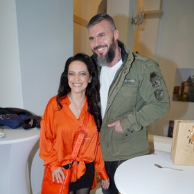 Na oficiálních tiskových konferencích můžeme zpěvačku vídat v pestrých barvách, kterým vévodí vášnivě oranžová.