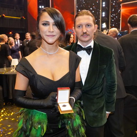 Přáním Evy Burešové bylo, aby byly do zelena, jelikož zpěvaččin partner Přemek Forejt si plánoval vzít zelené sako.