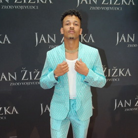 Zpěvák Ben Cristovao je v pánském odívání skutečným mistrem. Tyrkysový komplet působí jednoduše, elegantně, a nikdo nemůže namítat, že by Ben porušoval dress code.