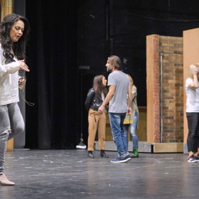 Černou vyměnila Lucie Bílá pro běžné denní nošení za bílá trička a pastelovou džínovinu.