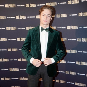 Oskar Hes vynesl do společnosti smaragdový smoking a motýlka.