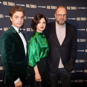 Oskara Hese oslovil ke spolupráci režisér David Ondříček. Oba pózují na snímku s herečkou Kristýnou Ryškou, dříve Podzimkovou, která oblékla výraznou zelenou blůzu.