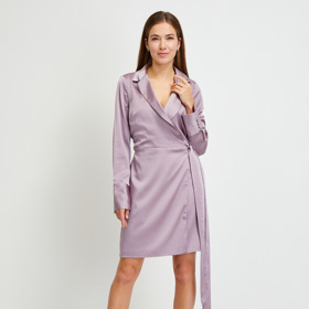 Saténový model Guess můžete v létě doplnit sandálkami, v zimě kozačkami, vždy budou vypadat skvěle. Urbanstore.cz, 1989 Kč