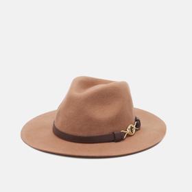 Pokud vlastníte vlněný kabát klasického střihu v béžové, šedé, či černé variantě, kupte si osvědčený plstěný klobouk. Tento styl je maximálně elegantní a nadčasový a bohužel není v našich ulicích vidět tak často, jak by si zasloužil. Guess, zalando.cz, 1298 Kč