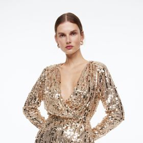 Čeká-li vás párty na horách, pak budou tyto šaty a sněhule z předchozího obrázku to pravé. H&M, 1299 Kč