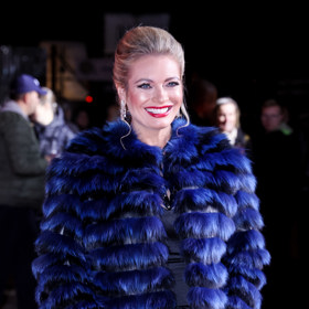 Moderátorka Lucie Borhyová překvapila velkým objemem - vlasy stáhla dozadu a dala vyniknout svému širokému úsměvu a dlouhým náušnicím.