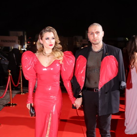 Zpěvačka Sharlota se s manželem Lukášem Jirkovským zahalila do latexu.