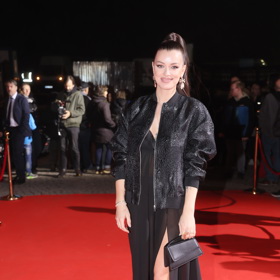 V černém modelu se na červeném koberci objevila čerstvě dvojnásobná maminka Jitka Boho.