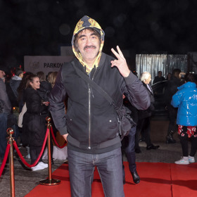 Na Slavících opět nezklamal. Na červeném koberci se objevil v džínách a mikině.