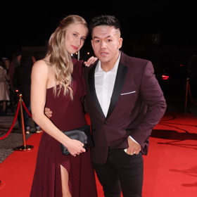 Do tmavé bordó se oblékl zpěvák Raego s přítelkyní.