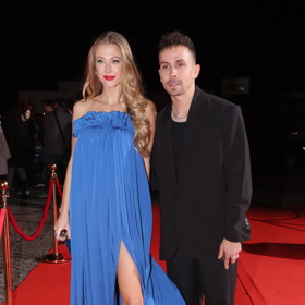 Krásnou modrou róbu vynesla modelka Natálie Kotková. Její přítel, frontman skupiny Slza Petr Lexa, zůstal věrný černé barvě včetně trička pod sakem.