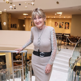 Zuzana Bubílková si oblíbila teplejší šaty s rukávy v neutrálním béžovém odstínu. Aby zdůraznila pas, přepásala je černým koženým páskem. Outfit pak doplnila kozačkami ve stejné barvě. 