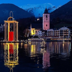 St. Wolfgang má na hladině jezera Wolfgangsee obří devatenáctimetrovou vánoční lucernu. 