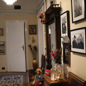 Předsíň bytu Jana Přeučila a Evy Hruškové je plná fotografií, obrázků a jiných vzpomínkových předmětů.