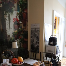 Jídelna například díky tapetě na zdi připomíná restauraci nebo kavárnu, do které oba tak rádi chodí.