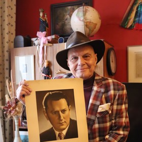 Herec a výborný rétor Jan Přeučil žije se svou ženou Evou Hruškovou v bytě na pražských Vinohradech. Během návštěvy se nám pochlubil fotografií svého otce.